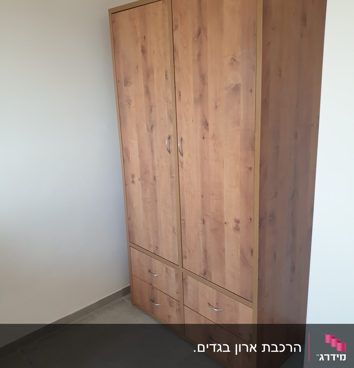 ארון עץ עם דלתות ומגירות בחדר